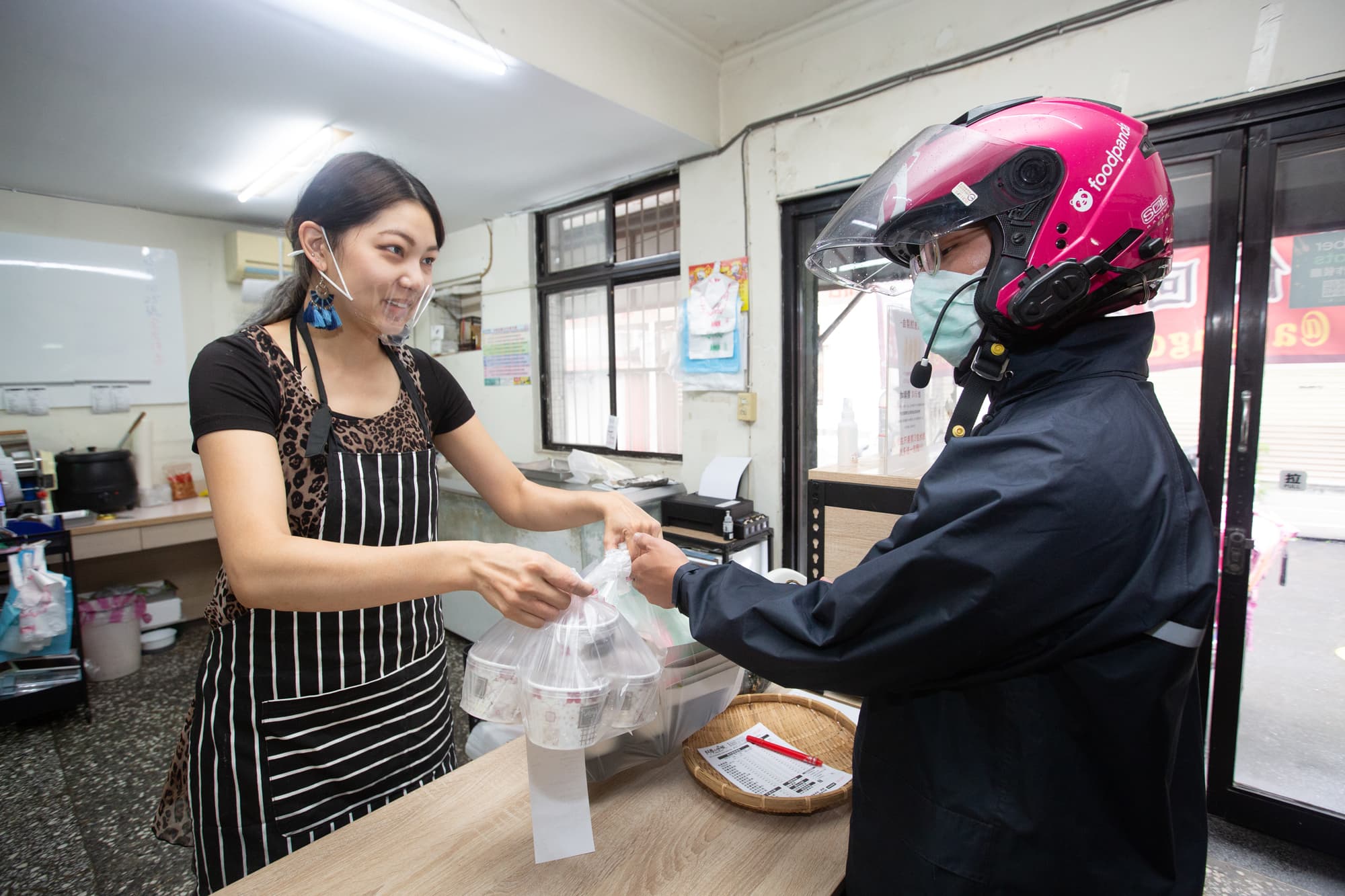 陳玨里的女兒陳凝初(左)去年底回家幫忙,負責外送平台熟食出餐、店裡的冷凍包裝、銷售等工作。
