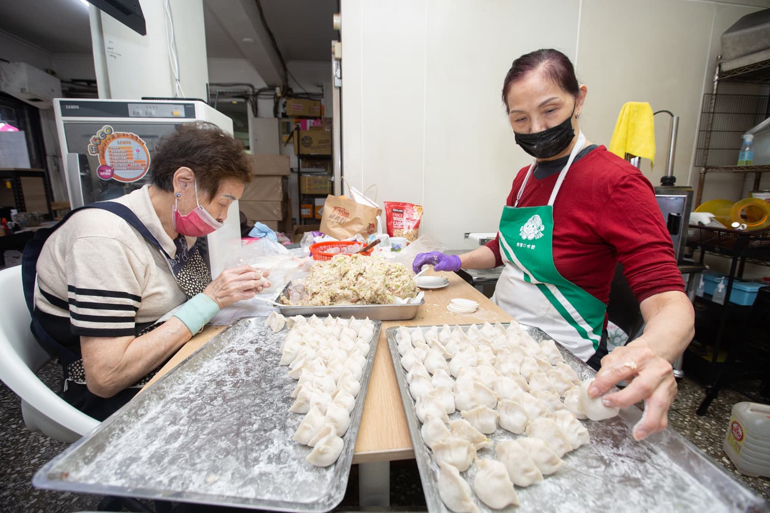 陳玨里的母親(左)每天早上六點會到店裡幫忙陳玨里(右)包水餃。