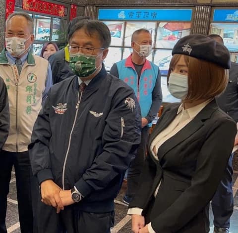 台南市長黃偉哲旁邊超凶正妹引發網有暴動。(翻攝自郭鬼鬼IG)