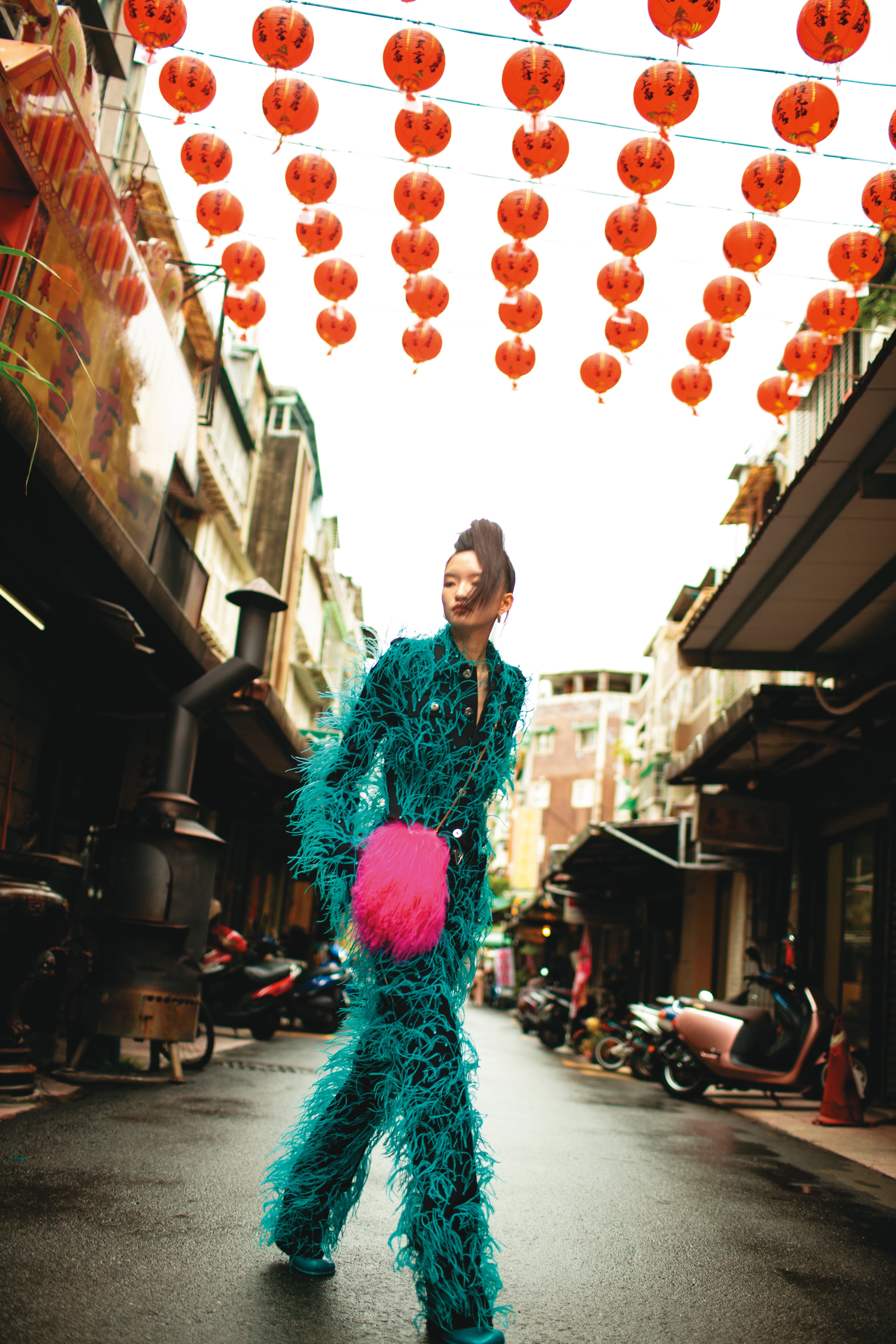 電波藍羽毛針織上衣 NT$536,200 by BOTTEGA VENETA 電波藍羽毛長褲 NT$588,200 by BOTTEGA VENETA 電波藍光澤橡膠踝靴 NT$26,100 by BOTTEGA VENETA 桃紅色小羊皮綴皮草鍊條小包 NT$34,200  by SAINT LAURENT Bolt純銀圈環C形耳環 NT$24,100 by BOTTEGA VENETA