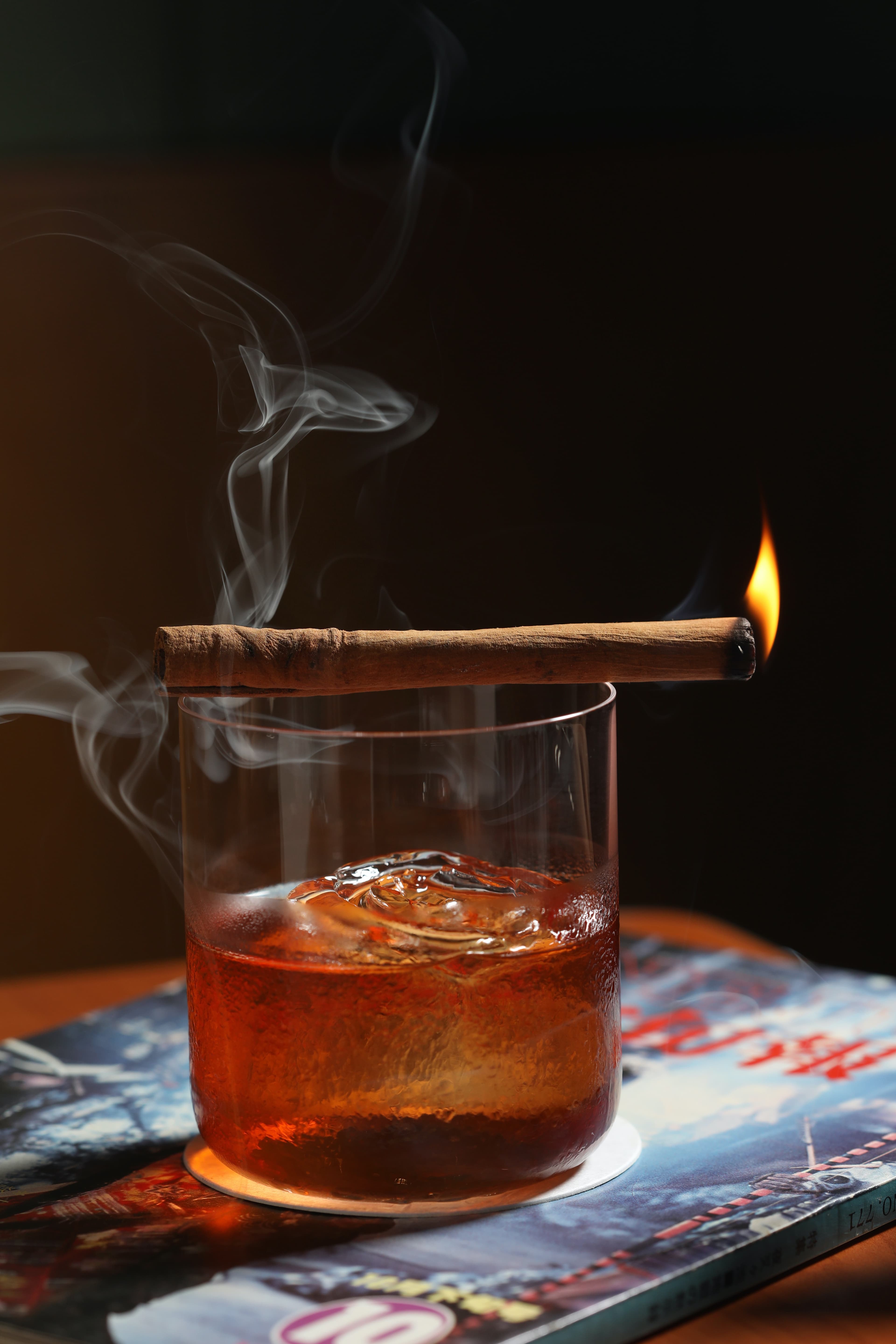 出「志村歐吉桑」時,會點燃杯上的肉桂棒,為木質調增添一層香氣。(380元/杯)