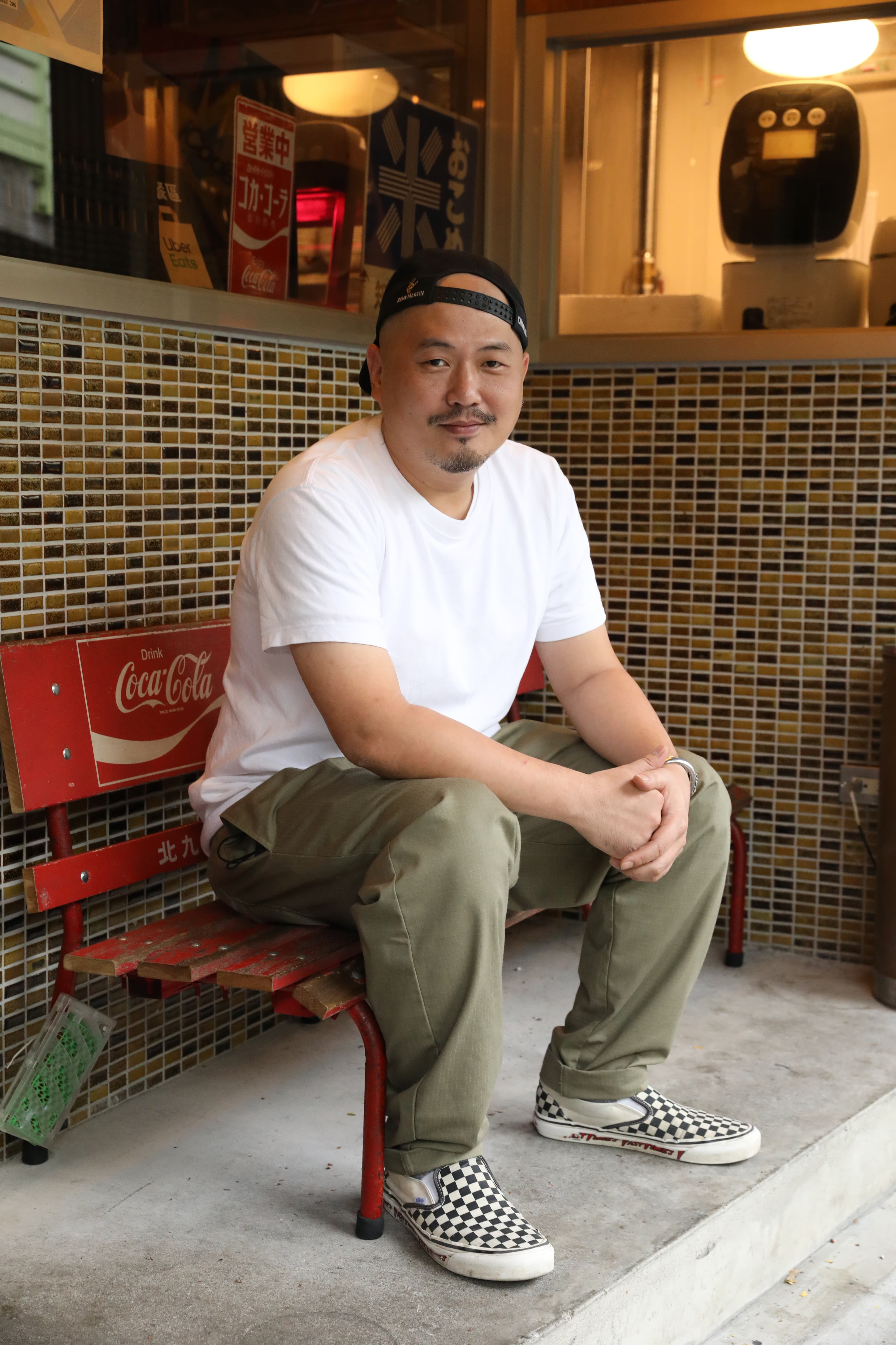嗨啵嚕酒吧由知名調酒師黃俊憲(小T)把關調酒、餐點水準。