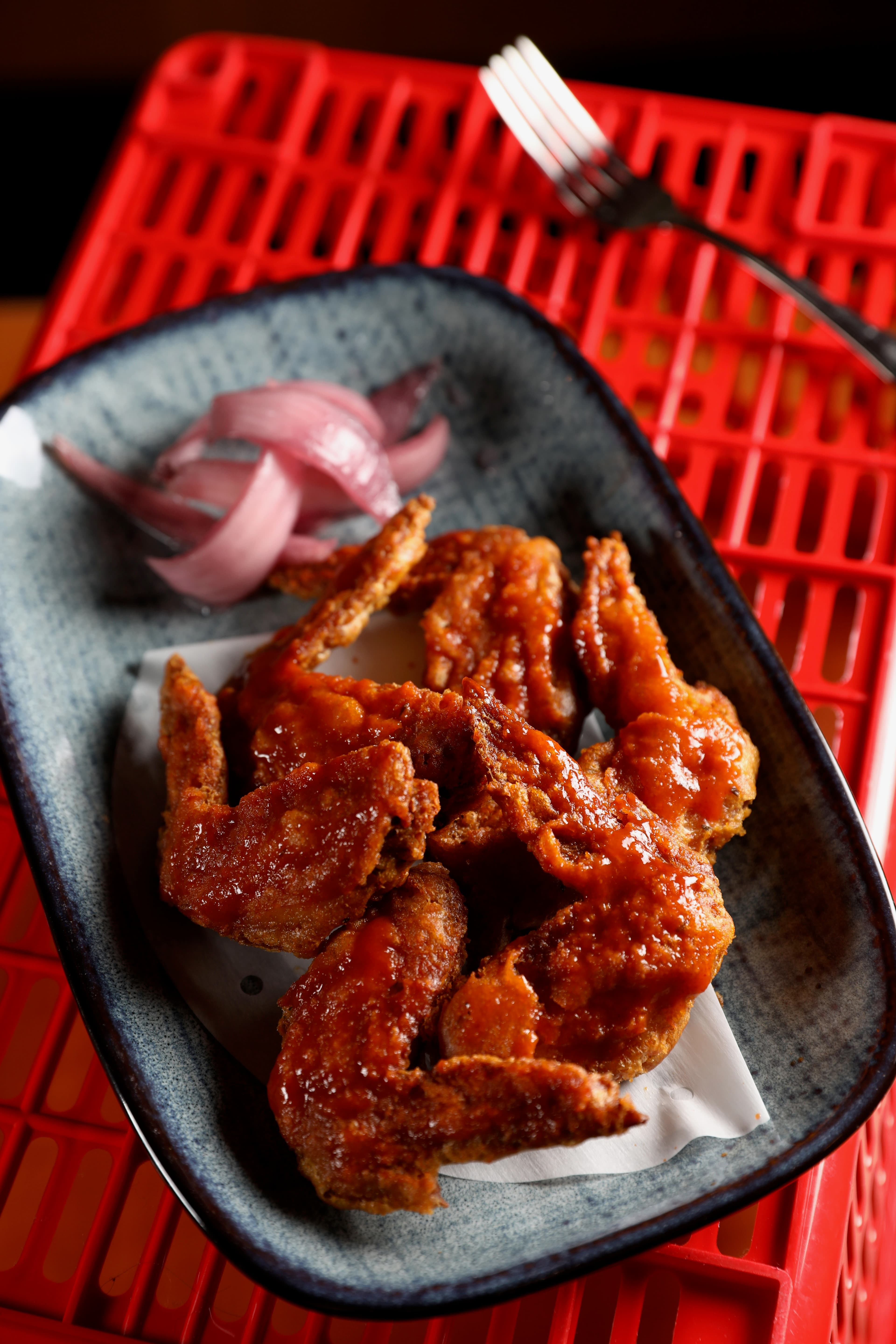 「東泉風辣味炸雞翅」有台中醬料霸主東泉辣椒醬加持,辣度力道有強。(180元/份)