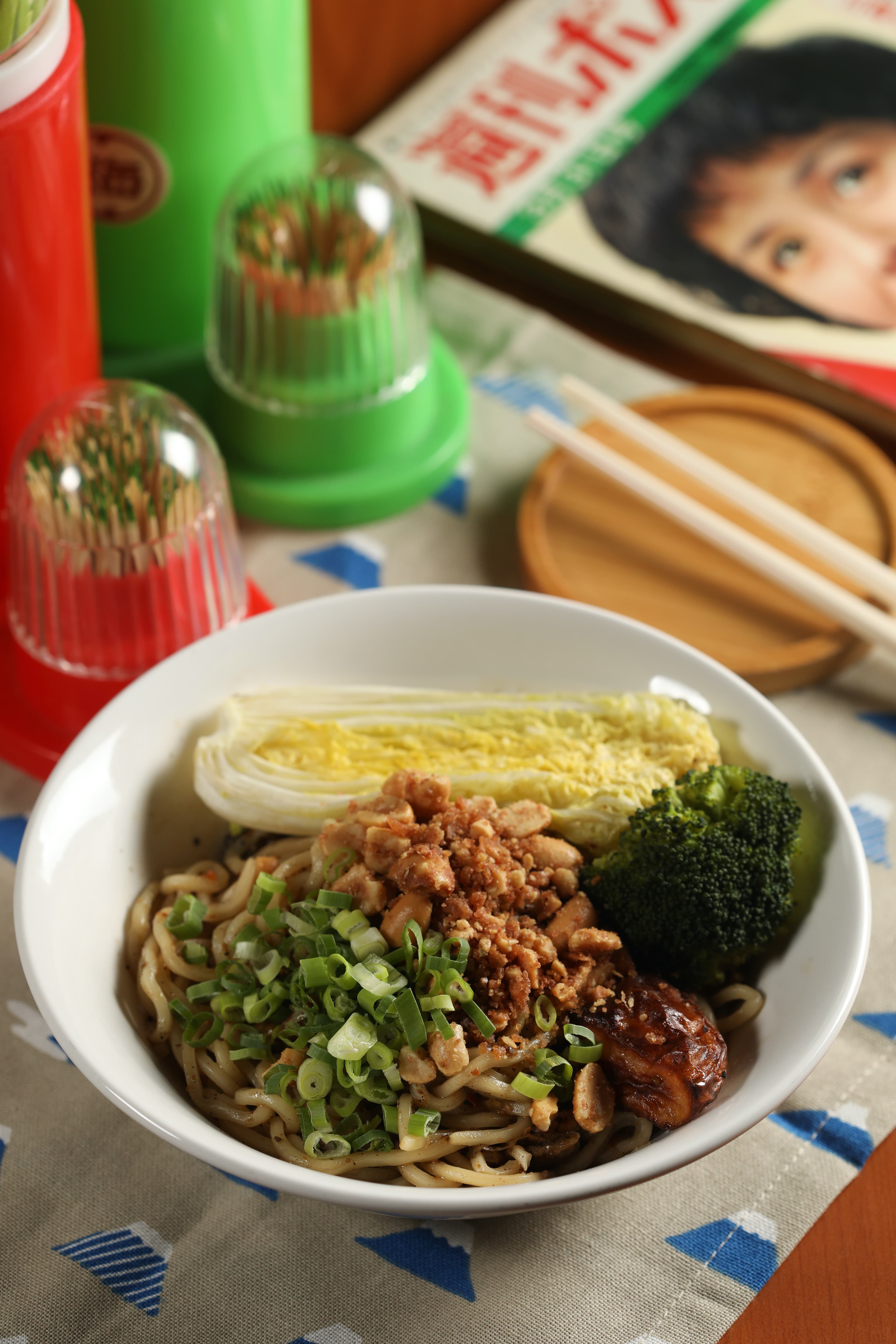 「秘製香料辣油擔擔麵」用炒辣椒、花椒製作特調辣油拌麵,香麻夠味。