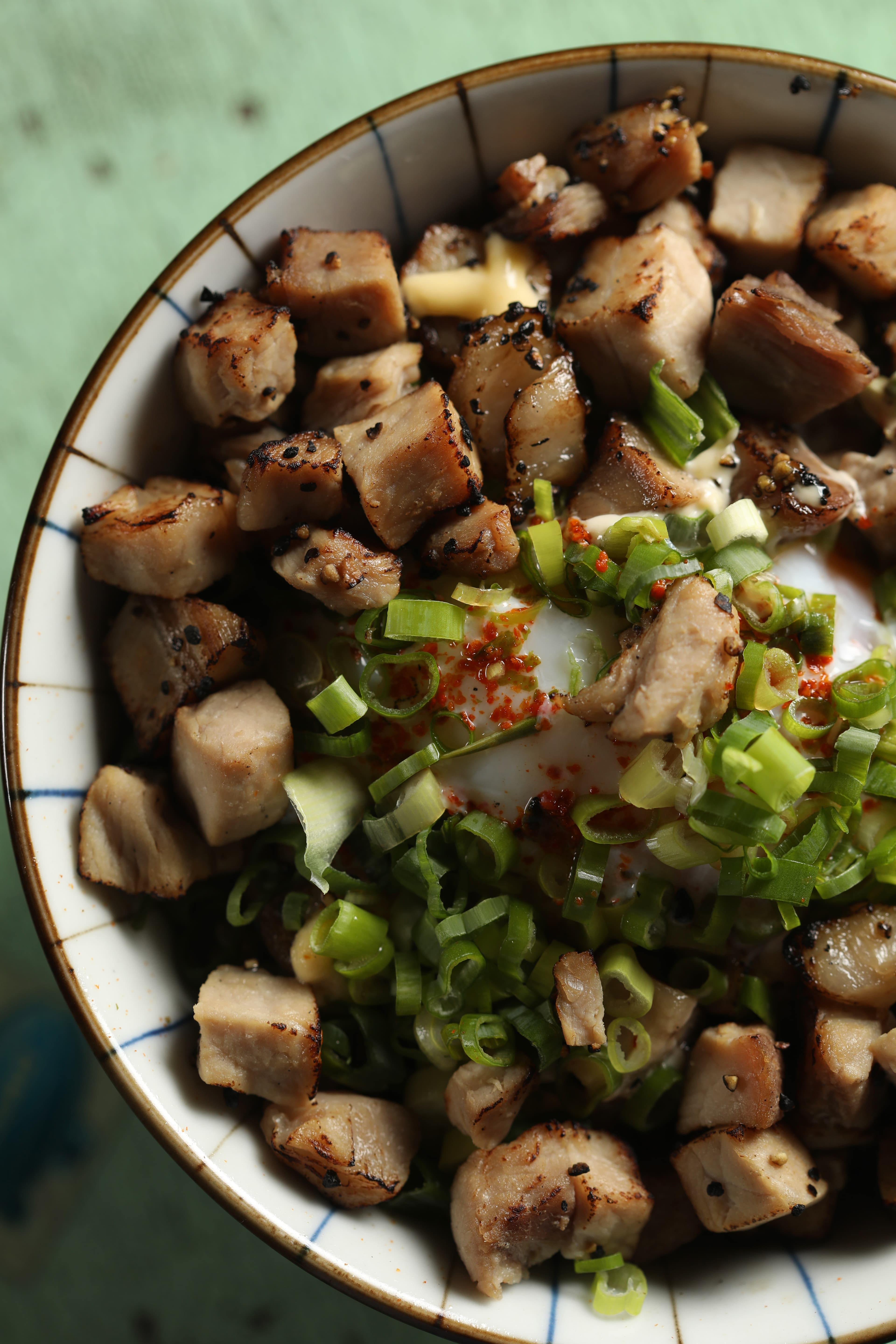 「炙燒叉燒飯」鋪滿叉燒丁,把溫泉蛋拌勻,濕潤又有肉香。(120元/碗)