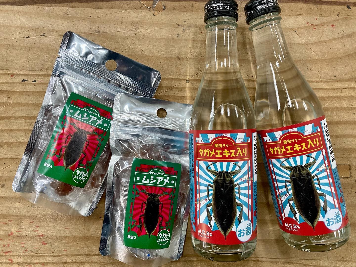以水生昆蟲負子蝽製成的碳酸氣泡酒,據傳口感帶有水果味。(翻攝BugsFarm IG)