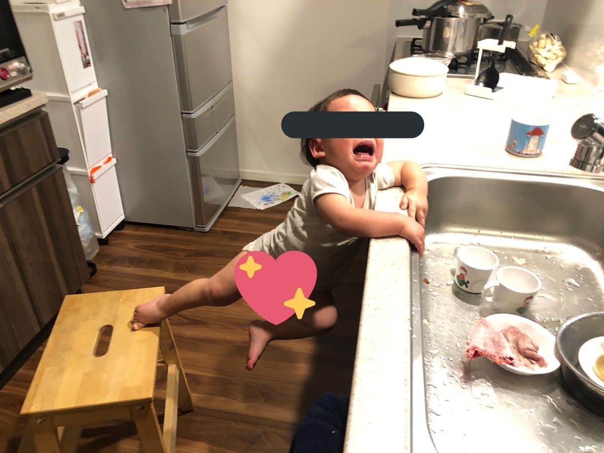 快摔下來的孩子崩潰大哭,媽媽將這景象拍下上傳推特爆紅。(翻攝自推特)