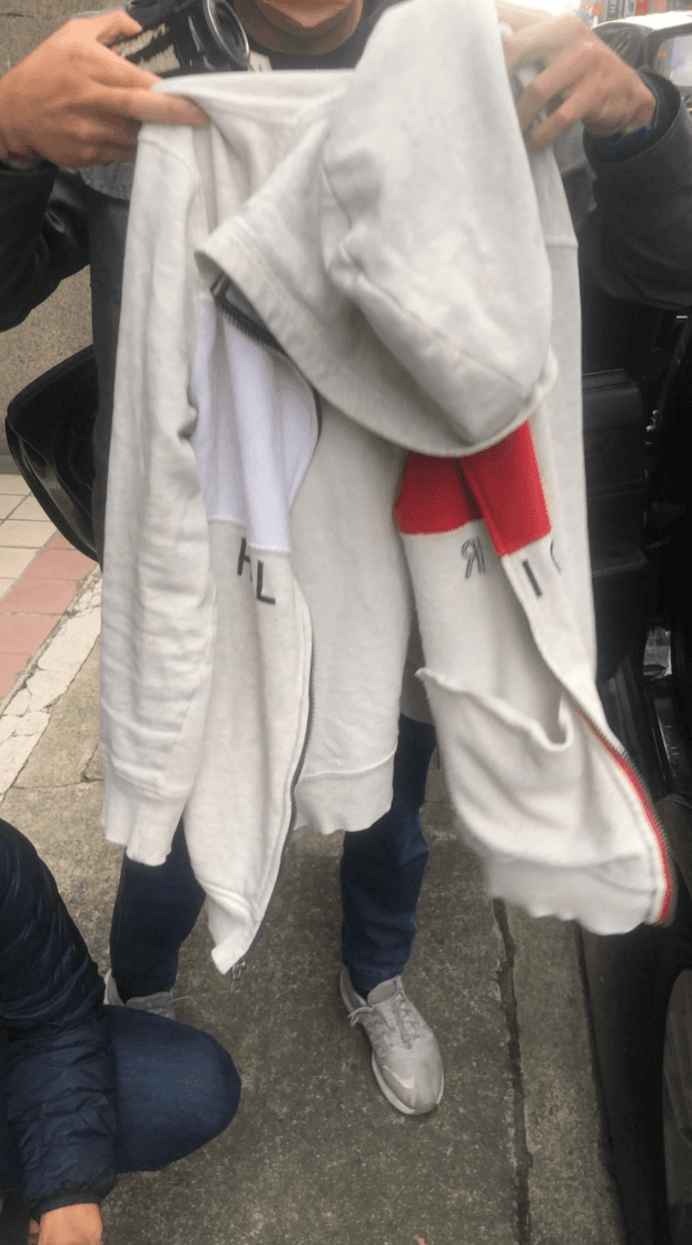 黃男的變裝衣物被警方發現。(翻攝畫面)