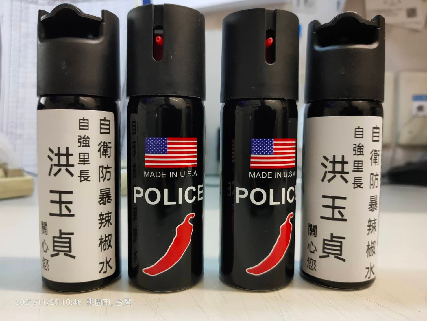 洪玉貞自費購買防暴辣椒水，提供里內超商做為防身之用。（讀者提供）
