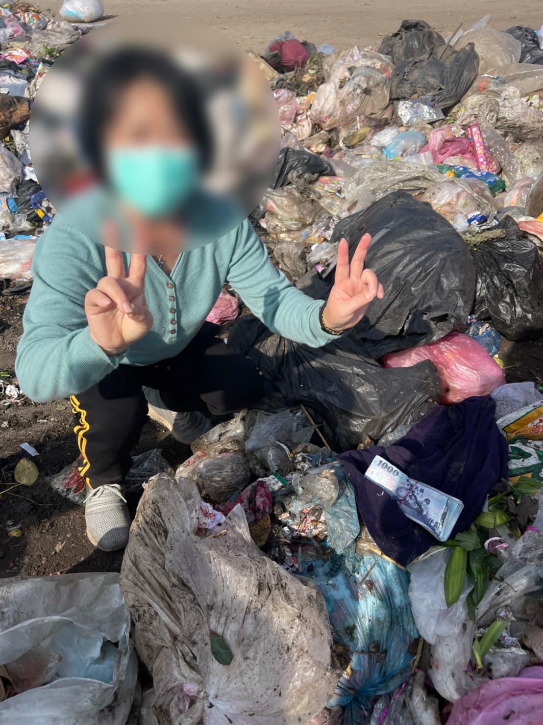 所幸在經過將近2小時的尋找後成功尋獲民眾遺失的10萬元現金。(台南市環保局提供)
