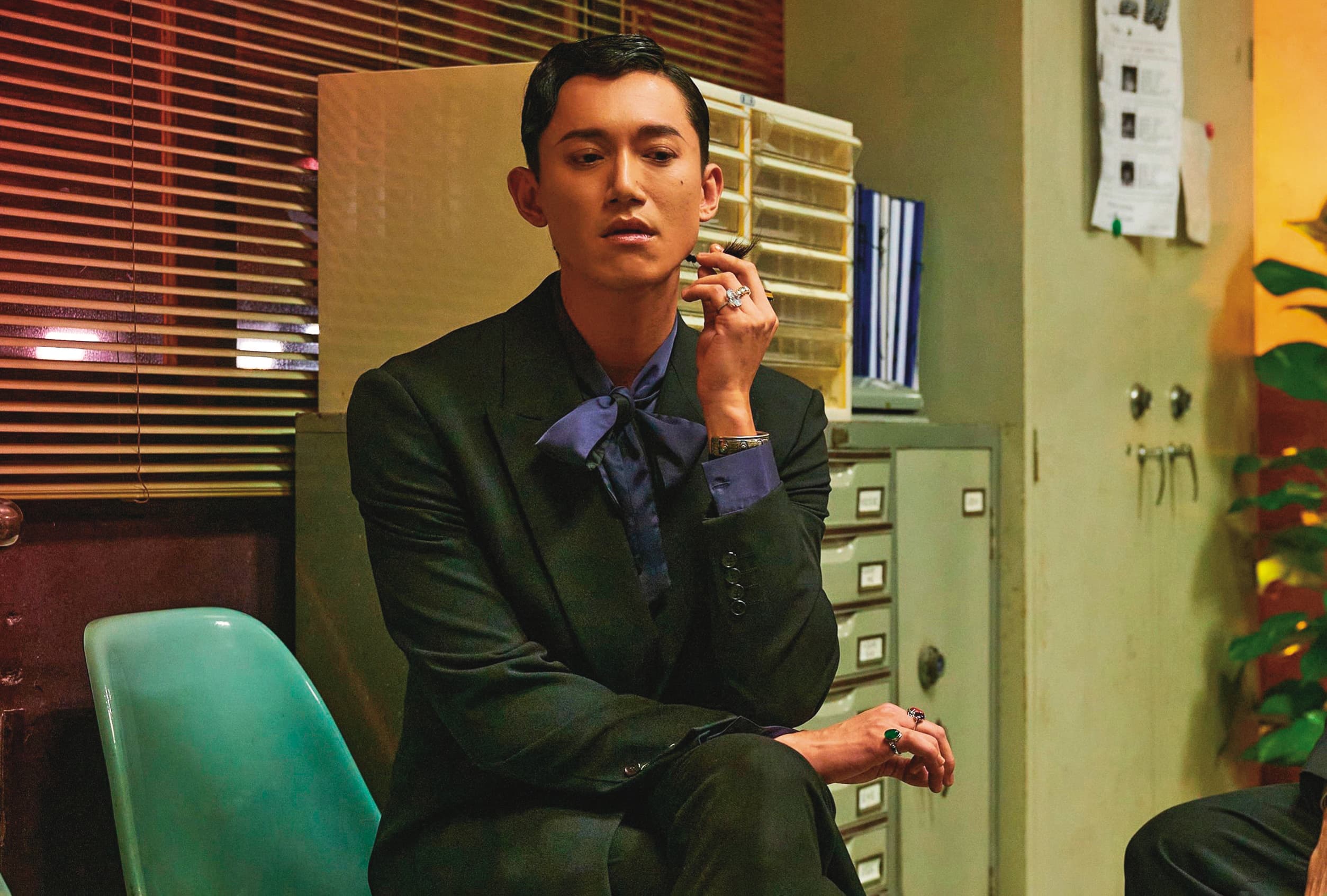 吳慷仁將在第2季男扮女裝客串酒店老闆,與林心如互別苗頭。(Netflix、百聿數碼提供)
