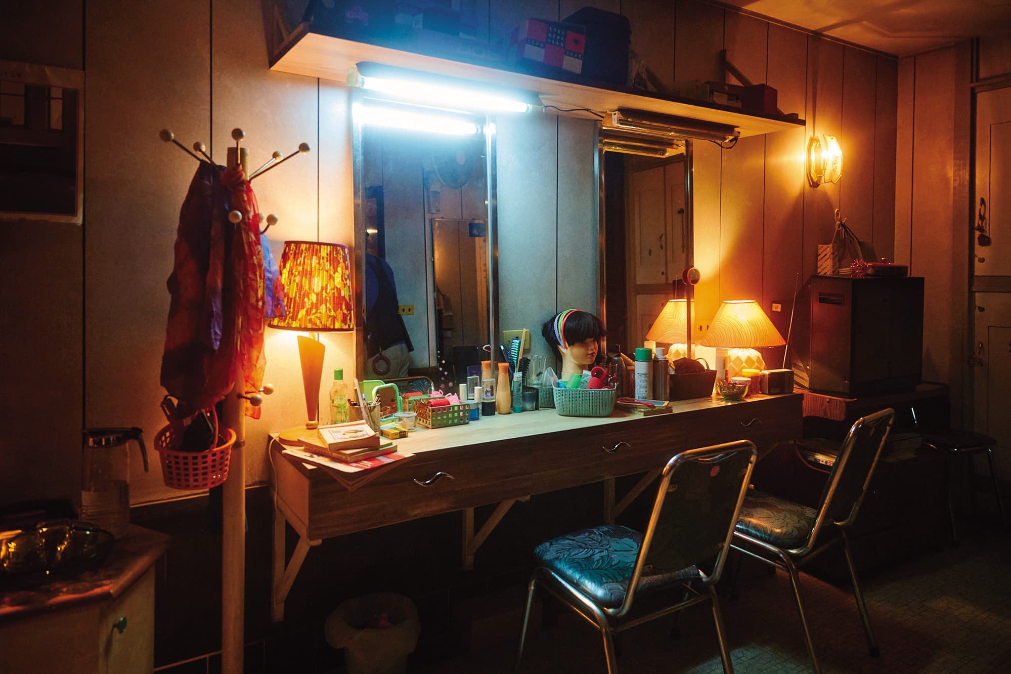 劇組搭建比實景大1.5倍的「光」日式酒店(左圖),營造復古氛圍,連員工休息室(下圖)也逼真仿造。(Netflix、百聿數碼提供)