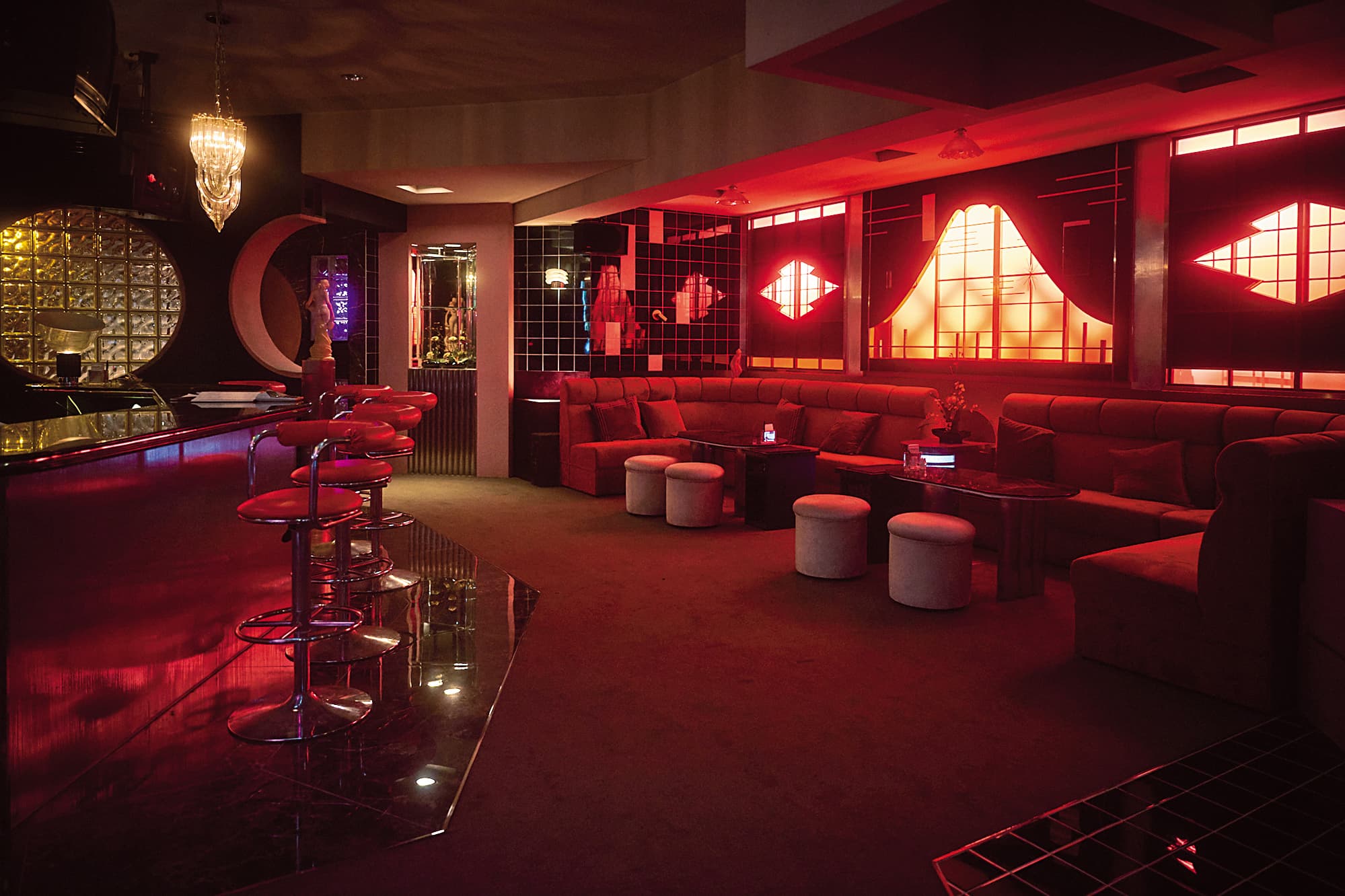 劇組搭建比實景大1.5倍的「光」日式酒店(左圖),營造復古氛圍,連員工休息室(下圖)也逼真仿造。(Netflix、百聿數碼提供)