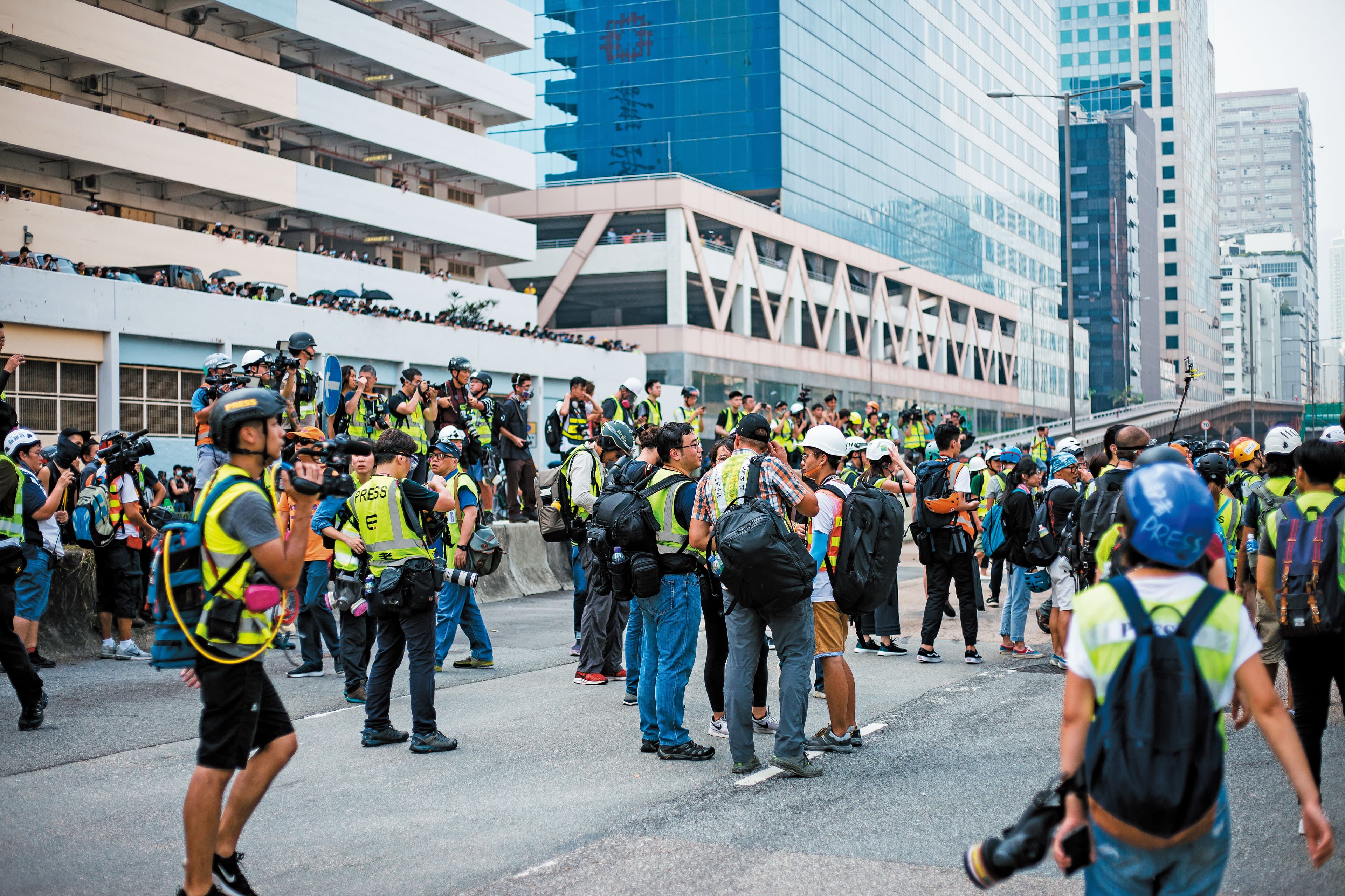 反修例運動期間,港警與媒體的關係日漸緊張。圖為2019年9月,香港觀塘區舉行的「燃點香港.全民覺醒」大遊行。