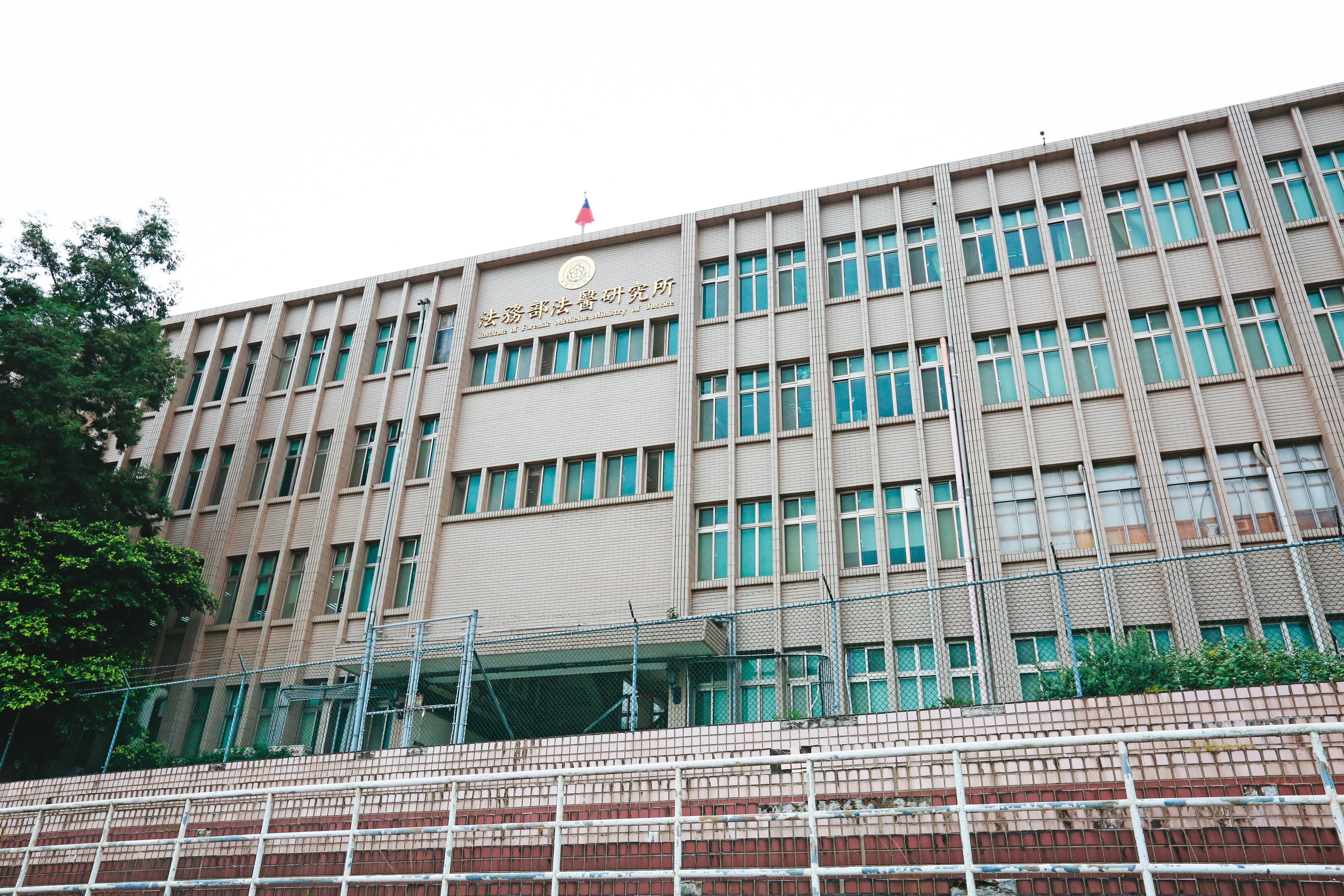 有法官將毒品證物重新送法務部法醫所複驗,因而讓高醫誤判一事曝光。