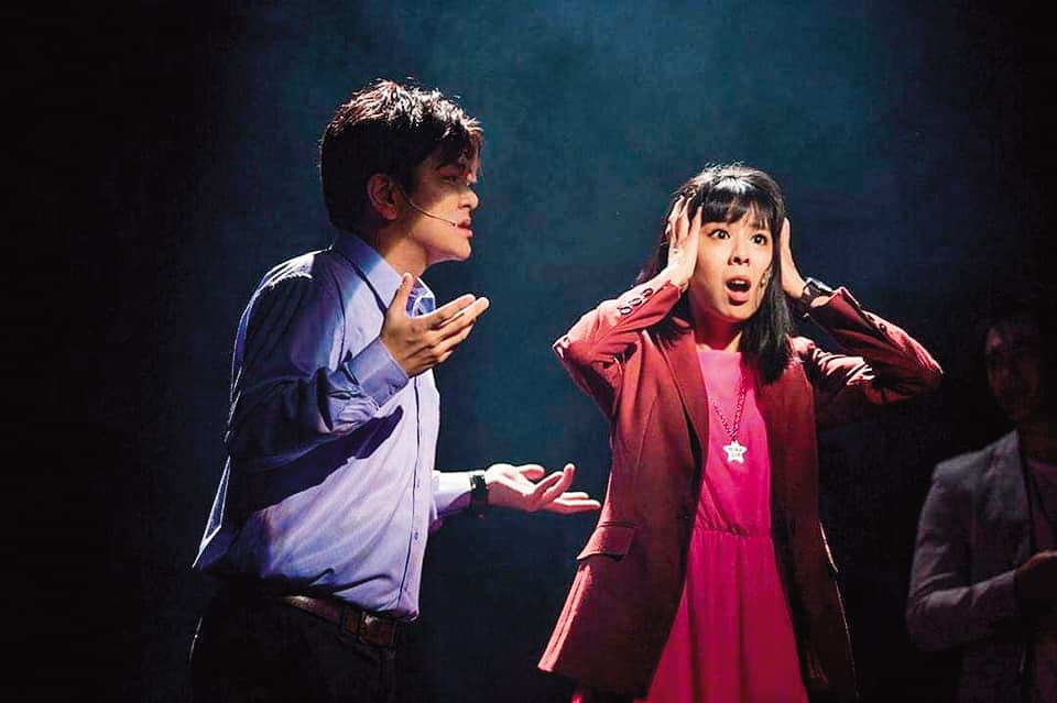 曾畏懼演藝圈,婷婷(右)近年逐漸突破心魔,在教會演出舞台劇,也準備好復出。(翻攝自郭婷婷臉書)