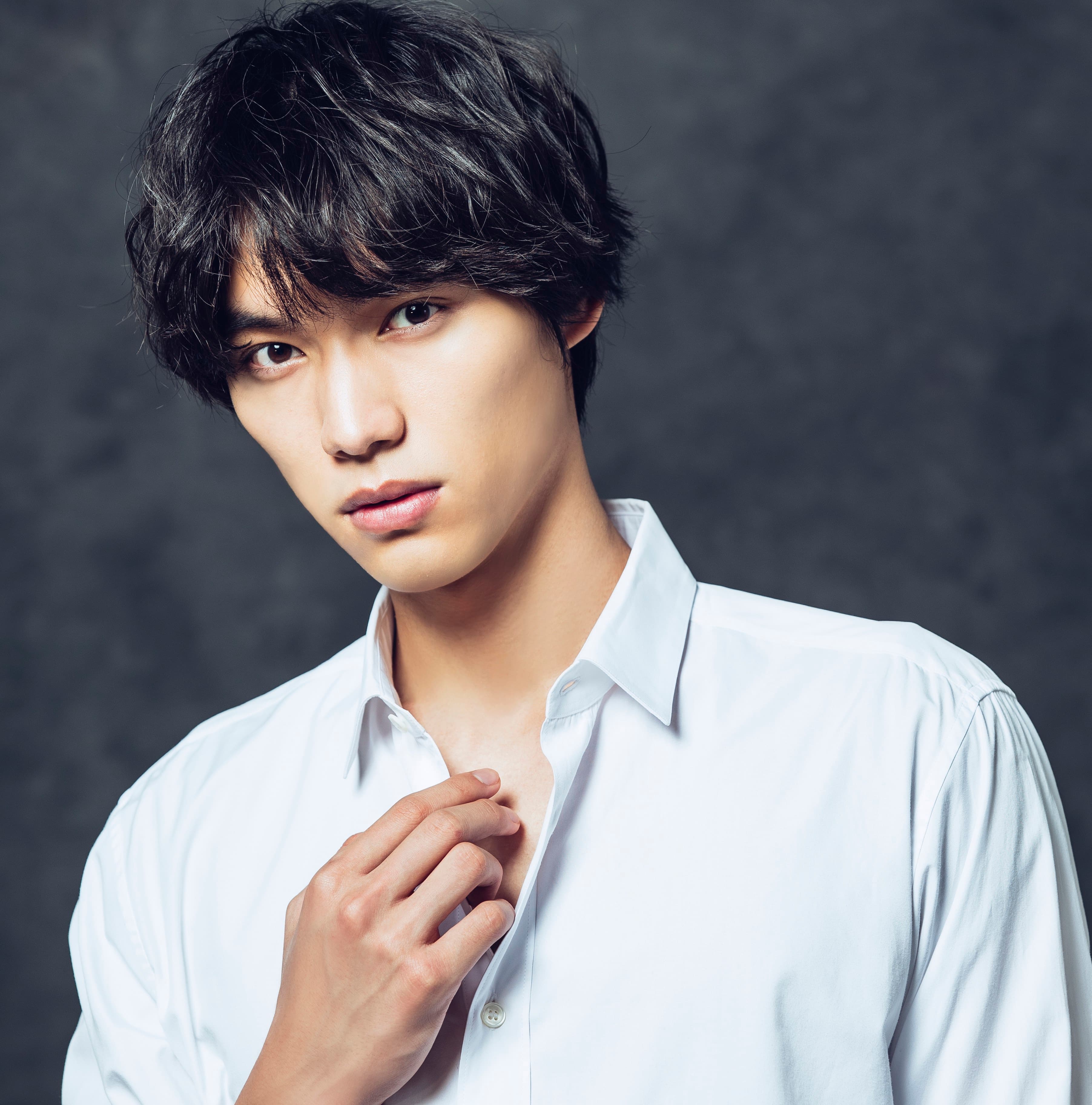 福士蒼汰最滿意也最喜歡的部位是「手」,承認拍照時常會秀自己的修長大手。(研音提供)