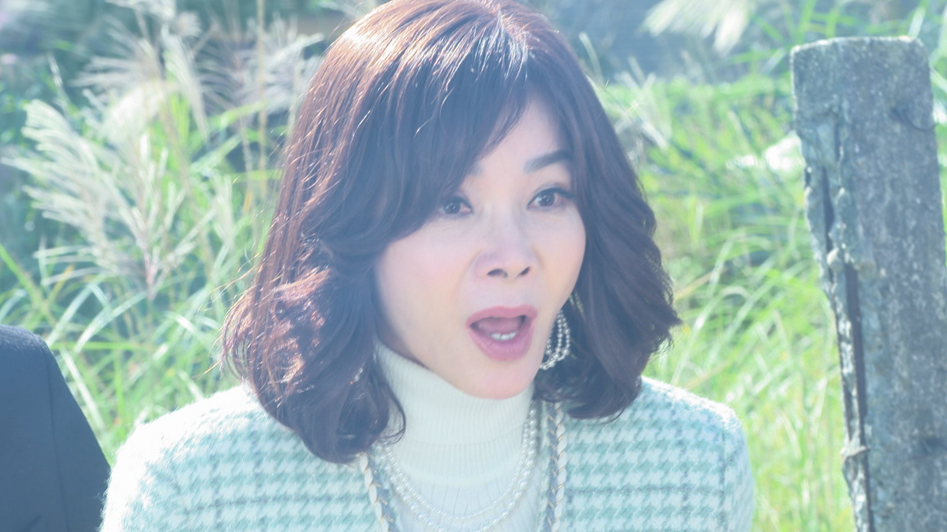 陳美鳳拍民視八點檔《黃金歲月》火燒車重頭戲,被火焰嚇到退後三步。(民視提供)