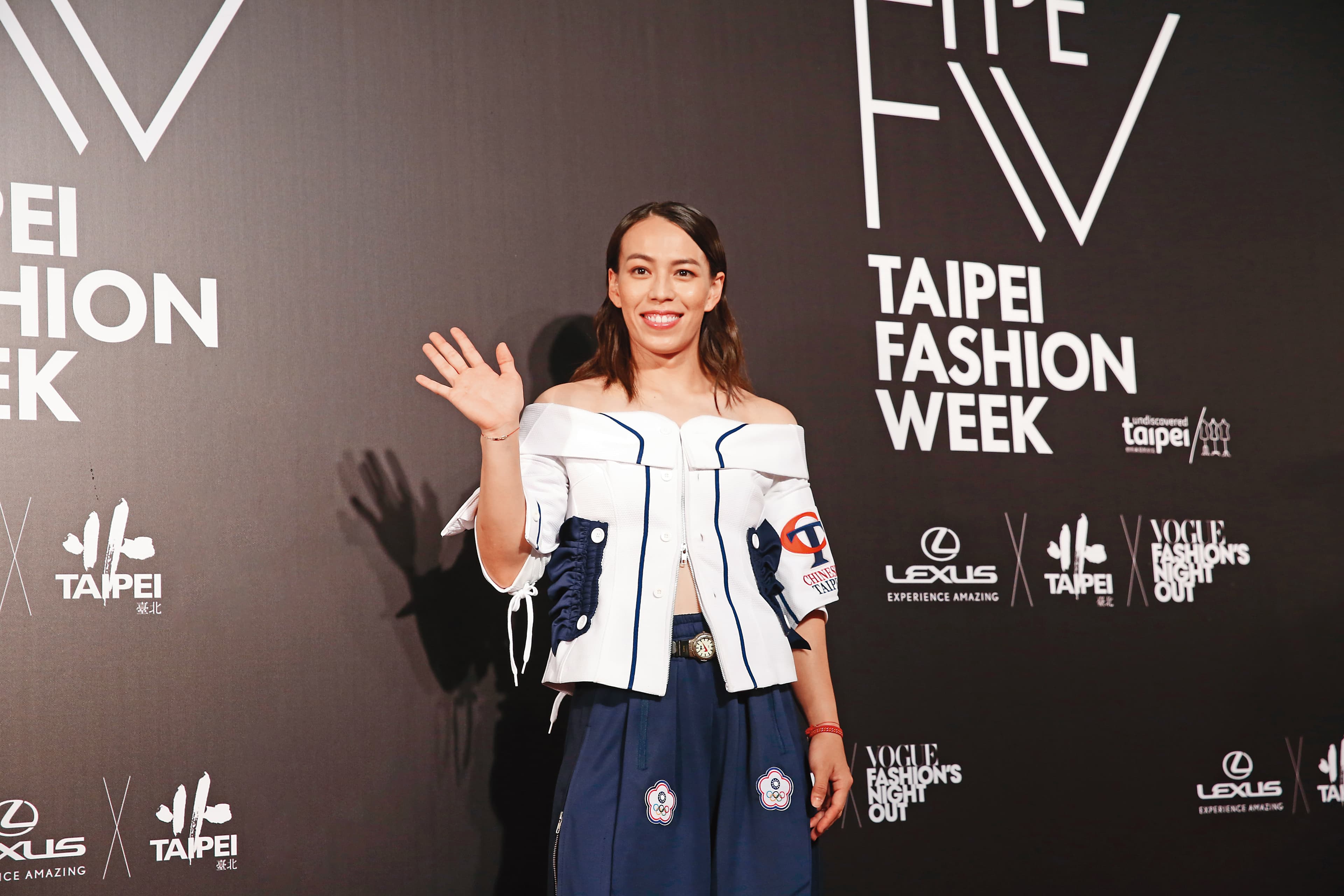 舉重女神郭婞淳跨界時尚,登上台北時裝週走秀。