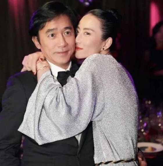 梁朝偉被女賓客貼臉合照,嚇得他表情都僵硬了。(翻攝自tonyleung663 IG)