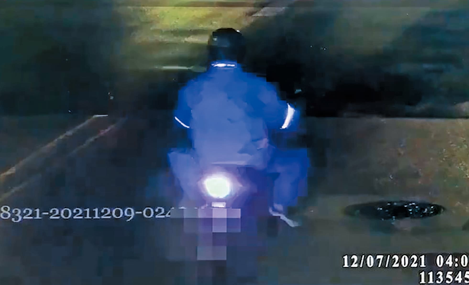 符男棄屍後,若無其事地騎機車返家。(翻攝畫面)