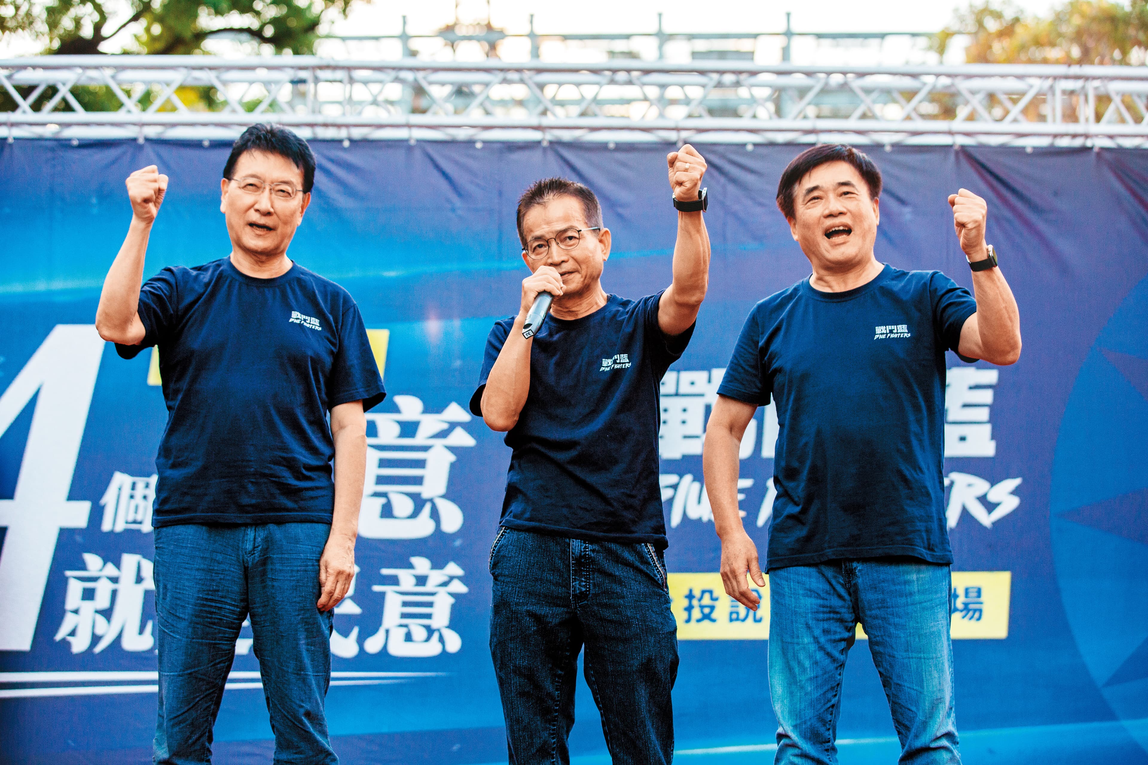 由趙少康(左)發起的戰鬥藍,在舉辦完六都大型造勢後,接下來將啟動掃街行動。