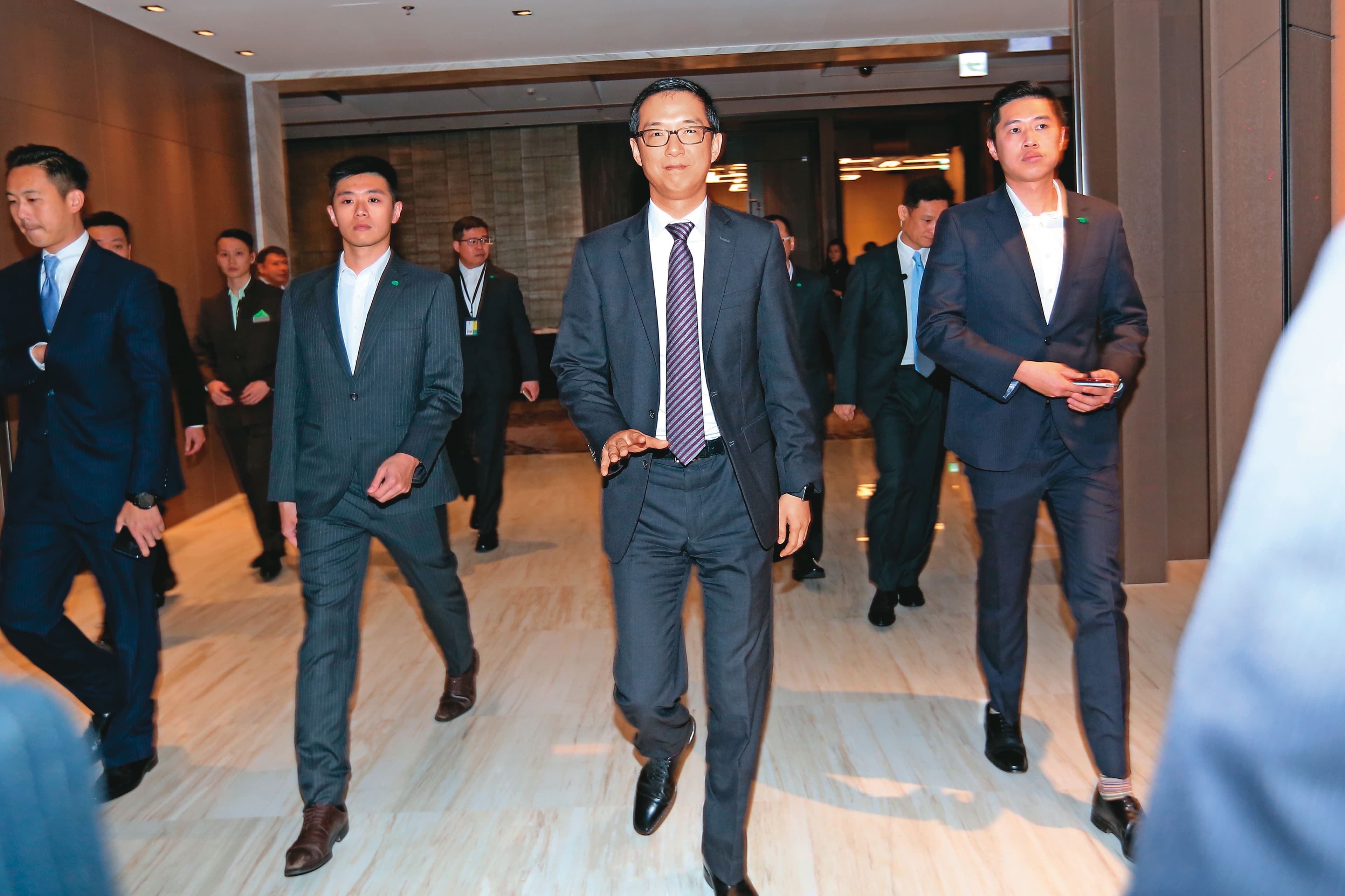 蔡宗翰(中)以種子培訓做法從基層改變,幫國泰金注入新血。