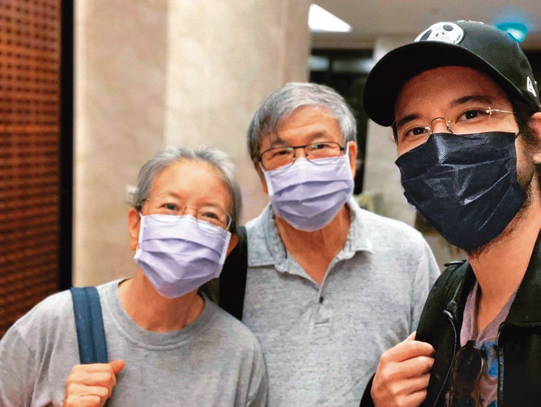 傳王力宏(右)與李靚蕾之間情感裂痕漸大,與婆媳相處有關,加上王力宏也「孝順」,導致家中兩女之間張力驚人。左為王力宏媽媽、中為王力宏爸爸。(翻攝自王力宏IG)