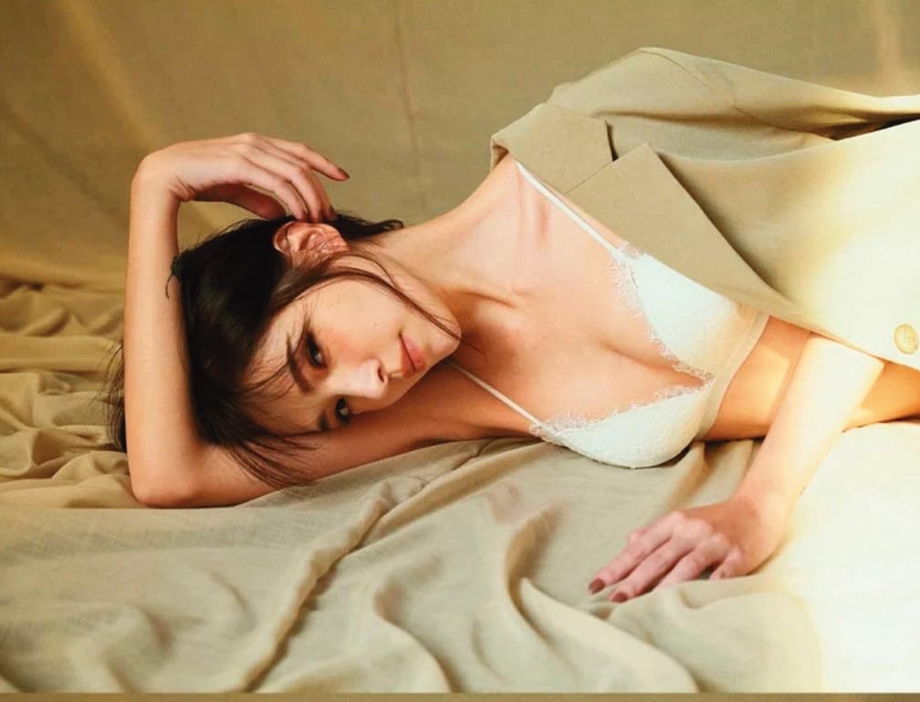 近日許瑋甯推出自創內衣品牌,還撩落去自己當模特兒,「當女人戀愛時」更見性感美豔。(翻攝自an-niversary IG)