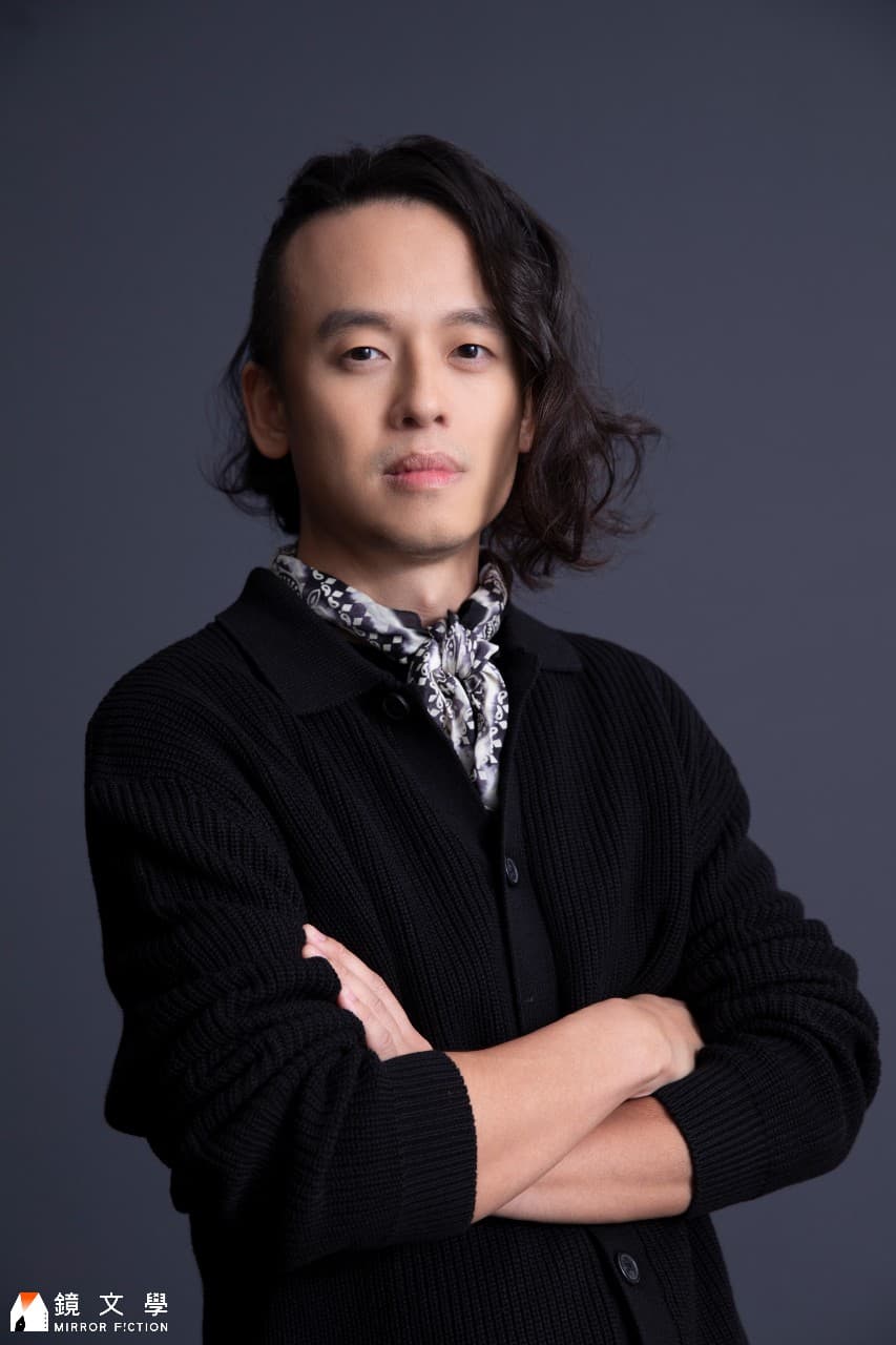 唐福睿說自己沒有想當大律師,所以對法律沒有太多失望,然而他筆下的律師主角仍燃燒理想,奮力一搏。他曾用「不施霹靂手段,難顯菩薩心腸」形容角色,我覺得也是他個人的投射。(鏡文學提供)