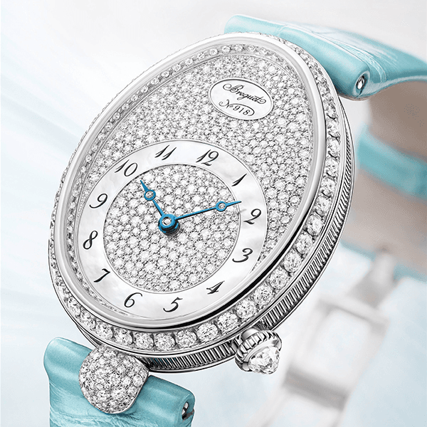 Reine de Naples 8938鑽錶是寶璣今年的女錶新作，滿鑽的雪花鑲嵌搭配天藍色錶帶，在輕盈的色調中加入繽紛的華麗感。