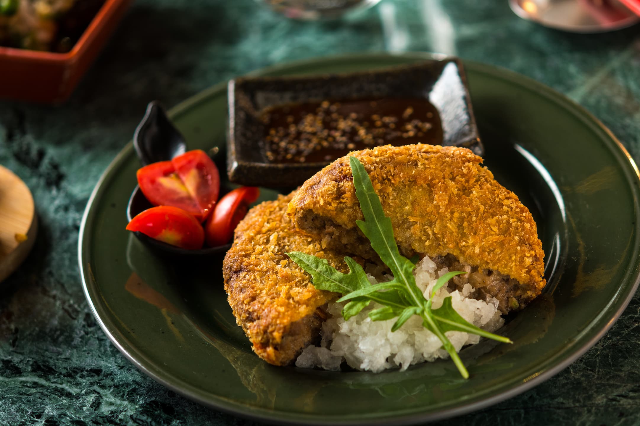 「臭豆腐漢堡排」將臭豆腐風味和進絞肉中,搭配蘋果牛汁加紅味噌淋醬,曾登上日本電視節目。(280元/份)