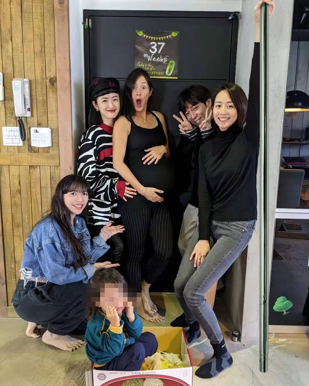 Janet 年初生產前辦趴,李靚蕾也是受邀賓客之一,其餘還有林依晨、青峰等人。(翻攝自Janet IG)
