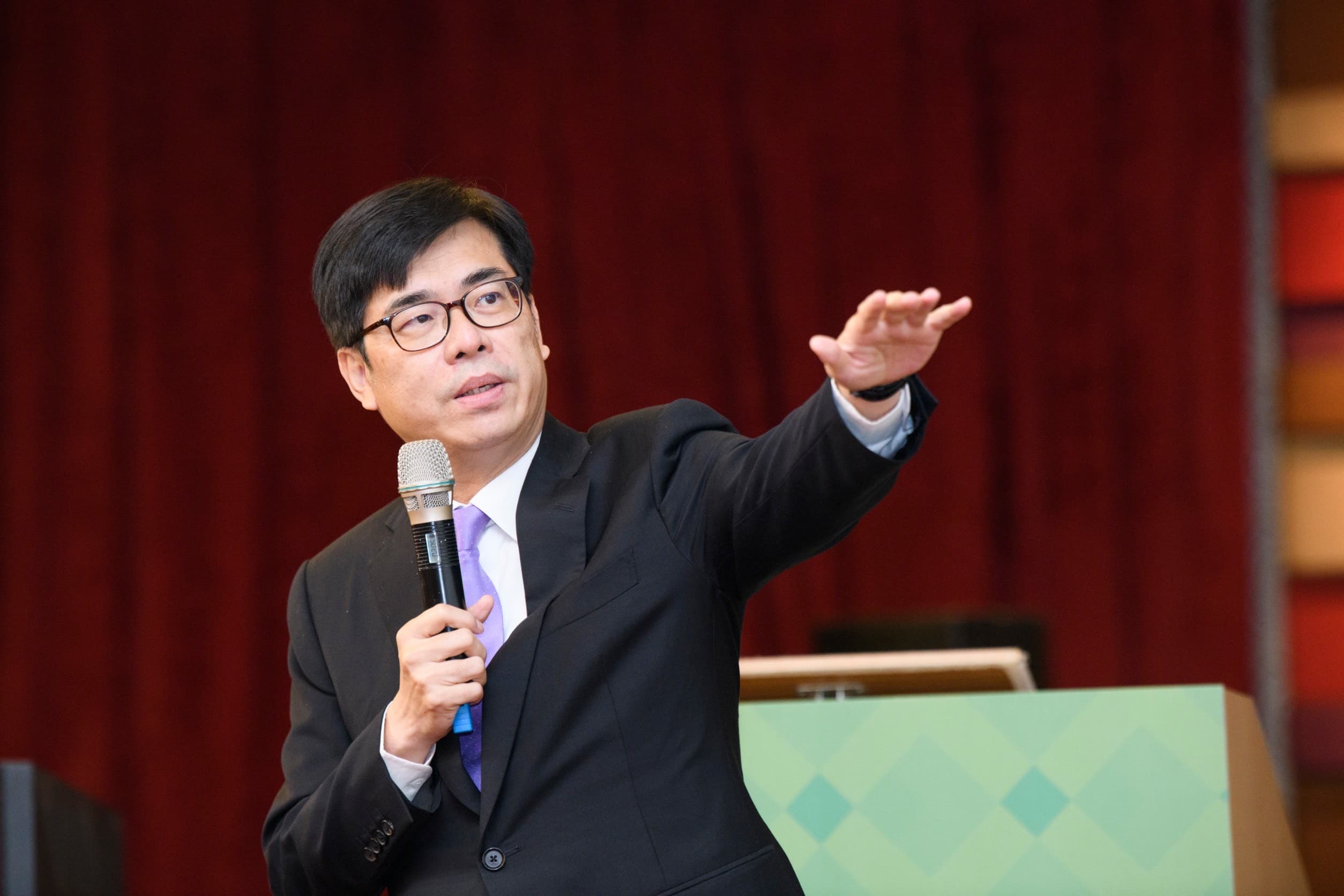 高雄市長陳其邁賣力督軍公投,希望高雄衝出高票,彌補北部也許較為分裂投票的情況。(民進黨提供)