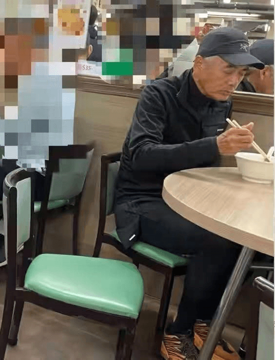 周潤發低頭享用湯麵,打扮相當休閒。(翻攝微博)
