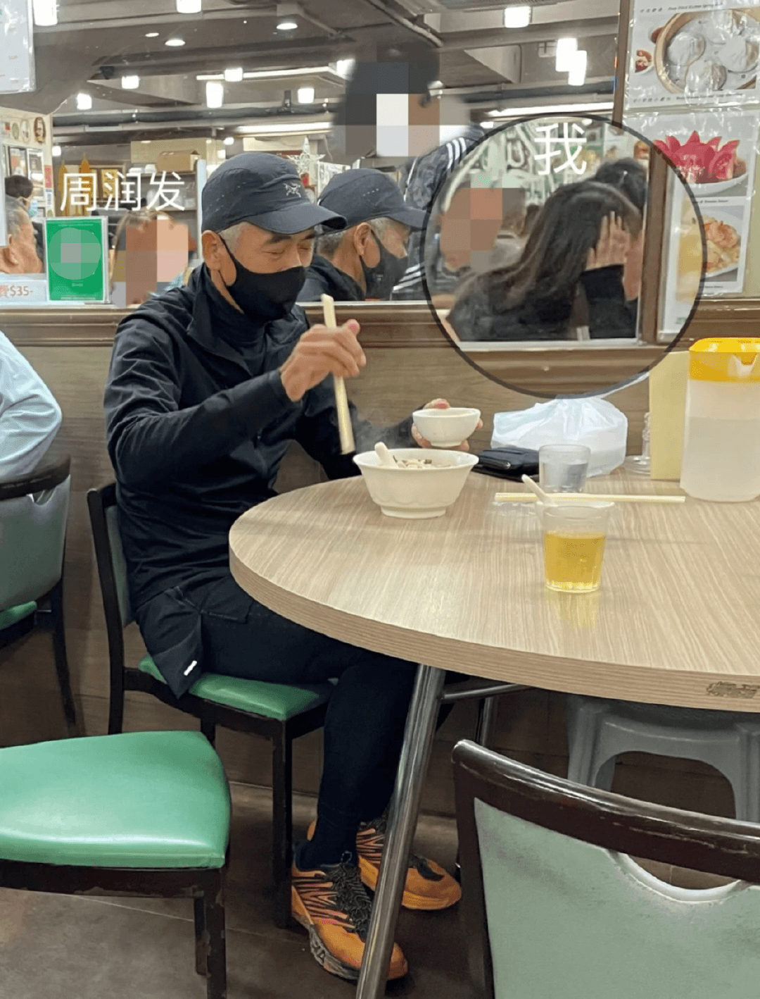 周潤發吃湯麵,桌上還擺有一杯白開水。(翻攝微博)