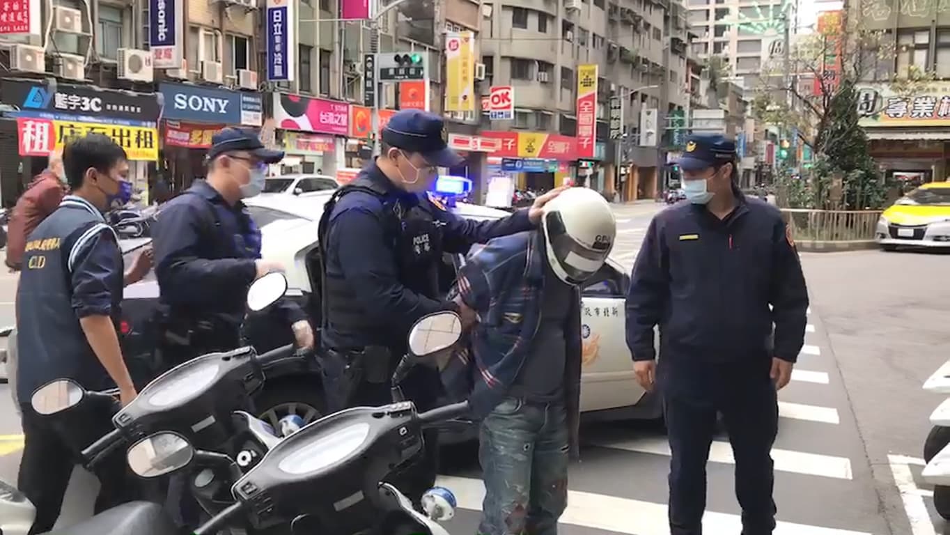 警方逮捕刺死母親的張嫌訊問。(翻攝畫面)