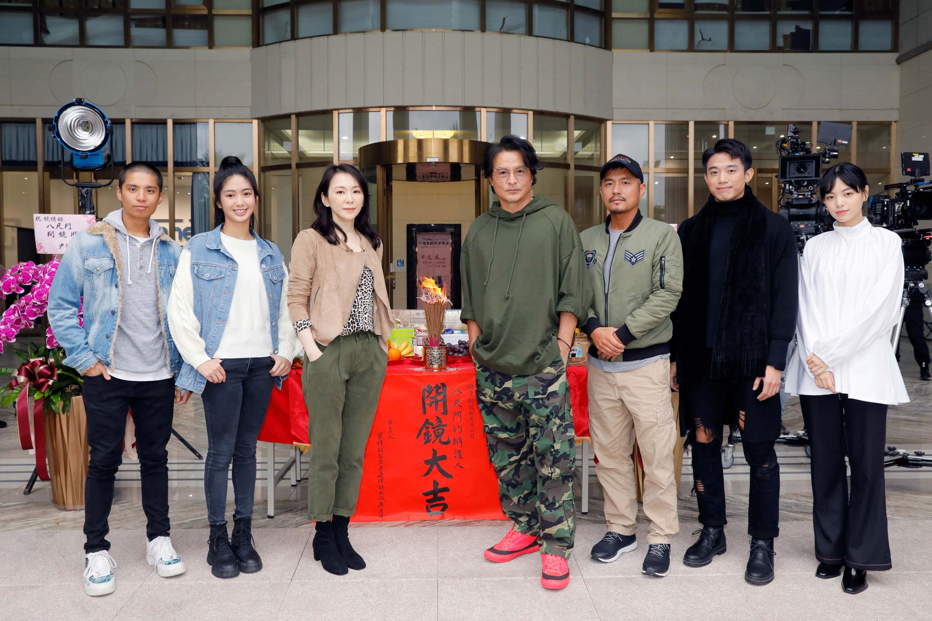 主要演員開鏡儀式合照 Trevyn(左起)、 雷嘉汭、潘儀君、李銘順、范逸臣、初孟軒、陸夏。(鏡文學提供)