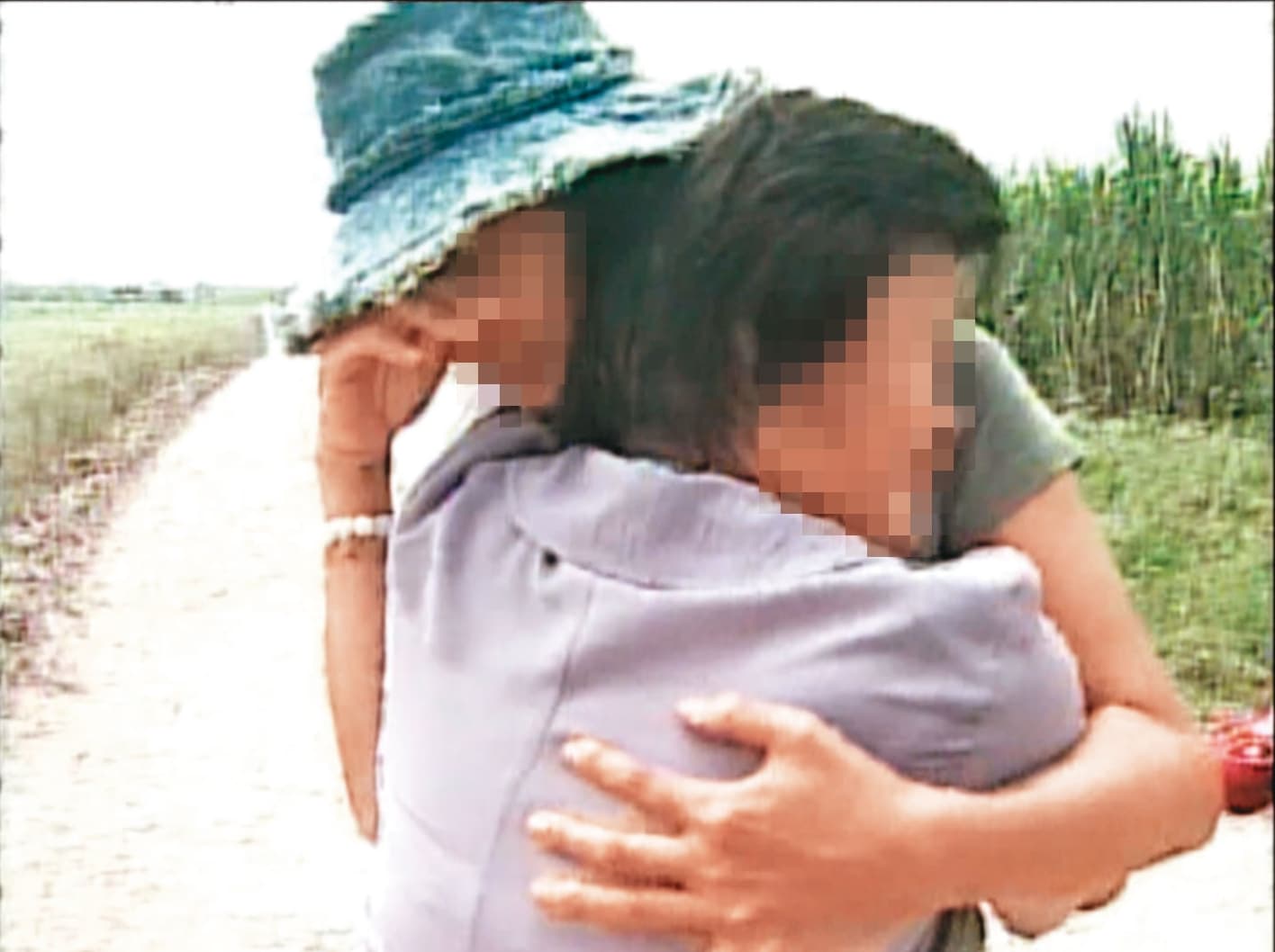死者的乾媽疑似被死者附身,發出神似死者的聲音,還抱著死者母親痛哭。(東森新聞提供)