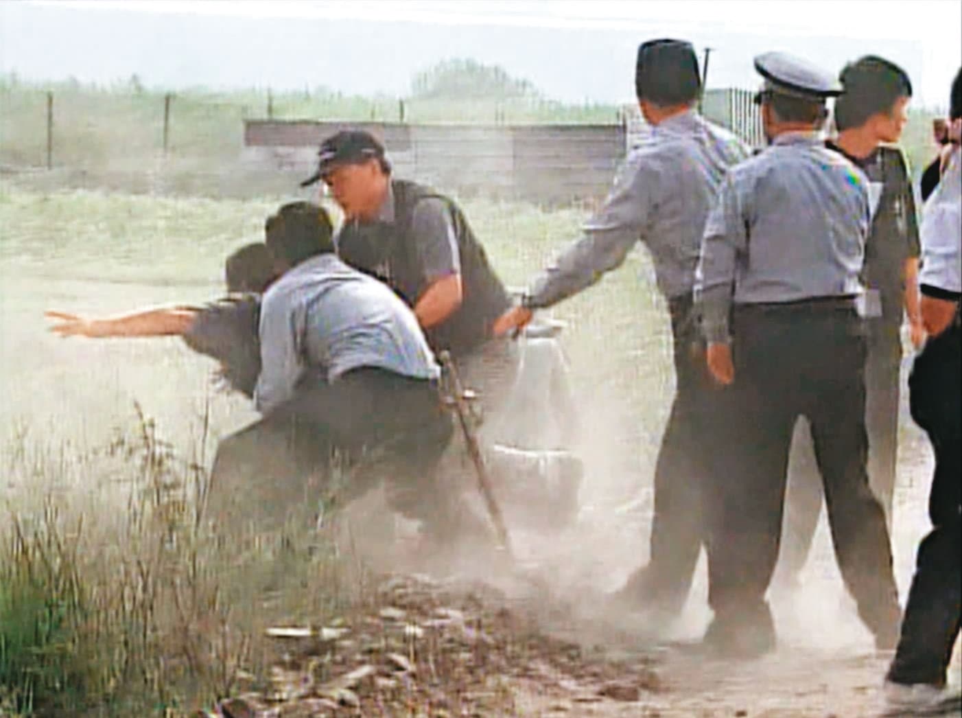 顏男被警方帶回現場模擬時,遭死者家屬上前圍毆。(東森新聞提供)