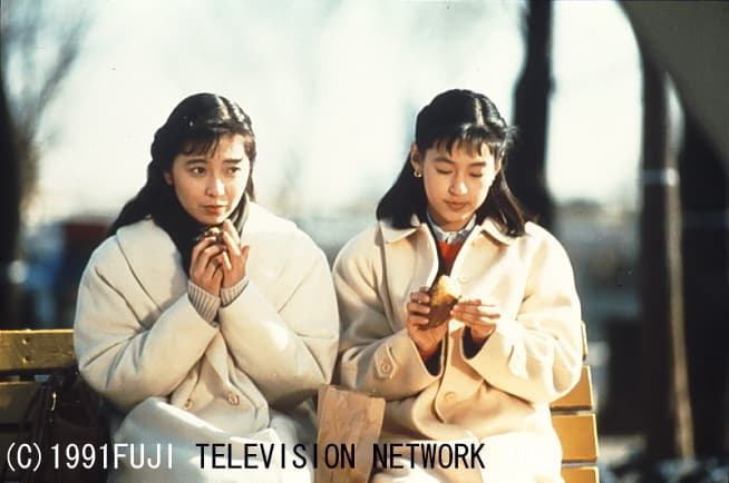 鈴木保奈美(右)當年以《東京愛情故事》紅遍亞洲,劇中穿著也吸引女性觀眾模仿。(八大電視提供)