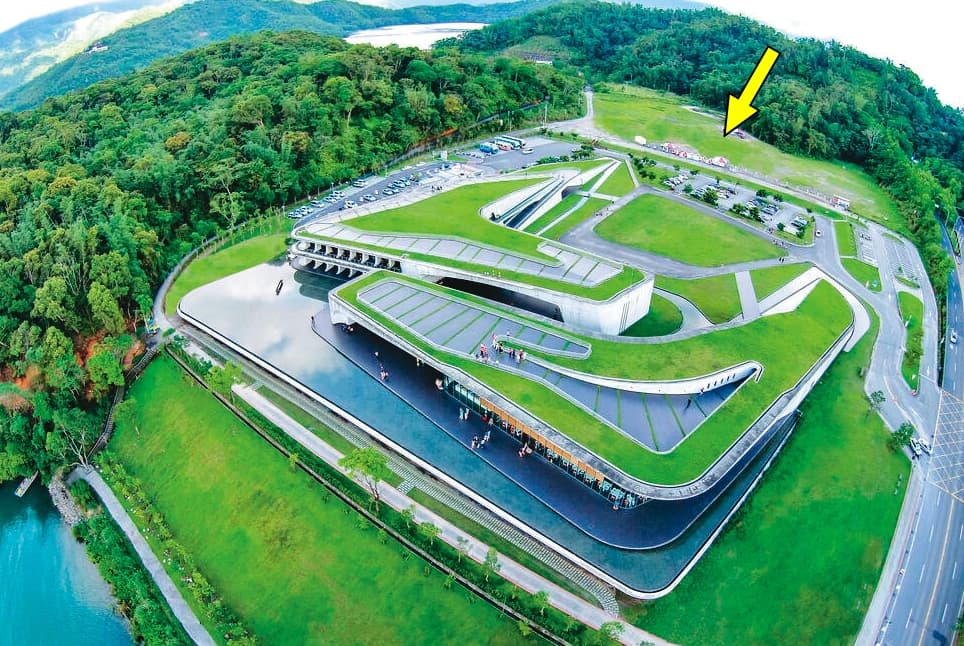 日月潭向山觀光旅館BOT案預定地(箭頭處),緊鄰向山遊客中心及全球最美自行車步道之一的日月潭自行車道,位置極佳。(日管處提供)