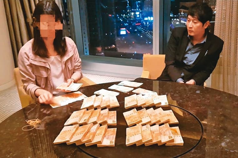 有台灣賭神之稱的小古(右)宣稱,團隊有超過新台幣11億元卡在太陽城。(讀者提供)