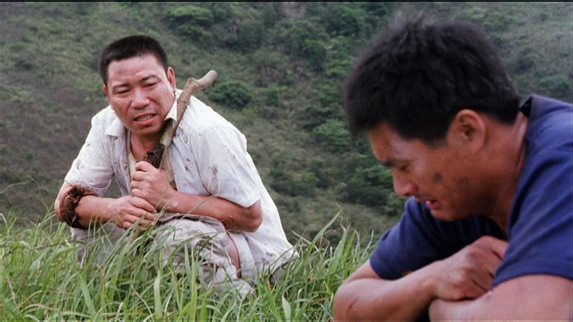 雖然陳松勇形象草根本土,但他當紅時也拍過不少港片,與周潤發在《監獄風雲2逃犯》同場飆戲。(網路圖片)