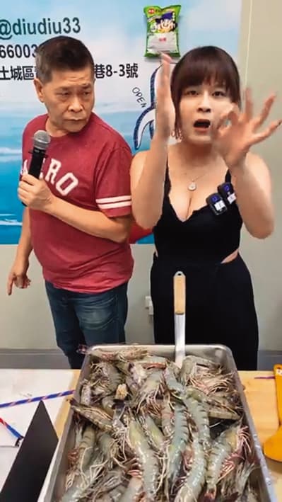 澎恰恰(左)雖自認不適合做直播生意,但曾去丟丟妹的直播賺錢。(翻攝臉書直播)