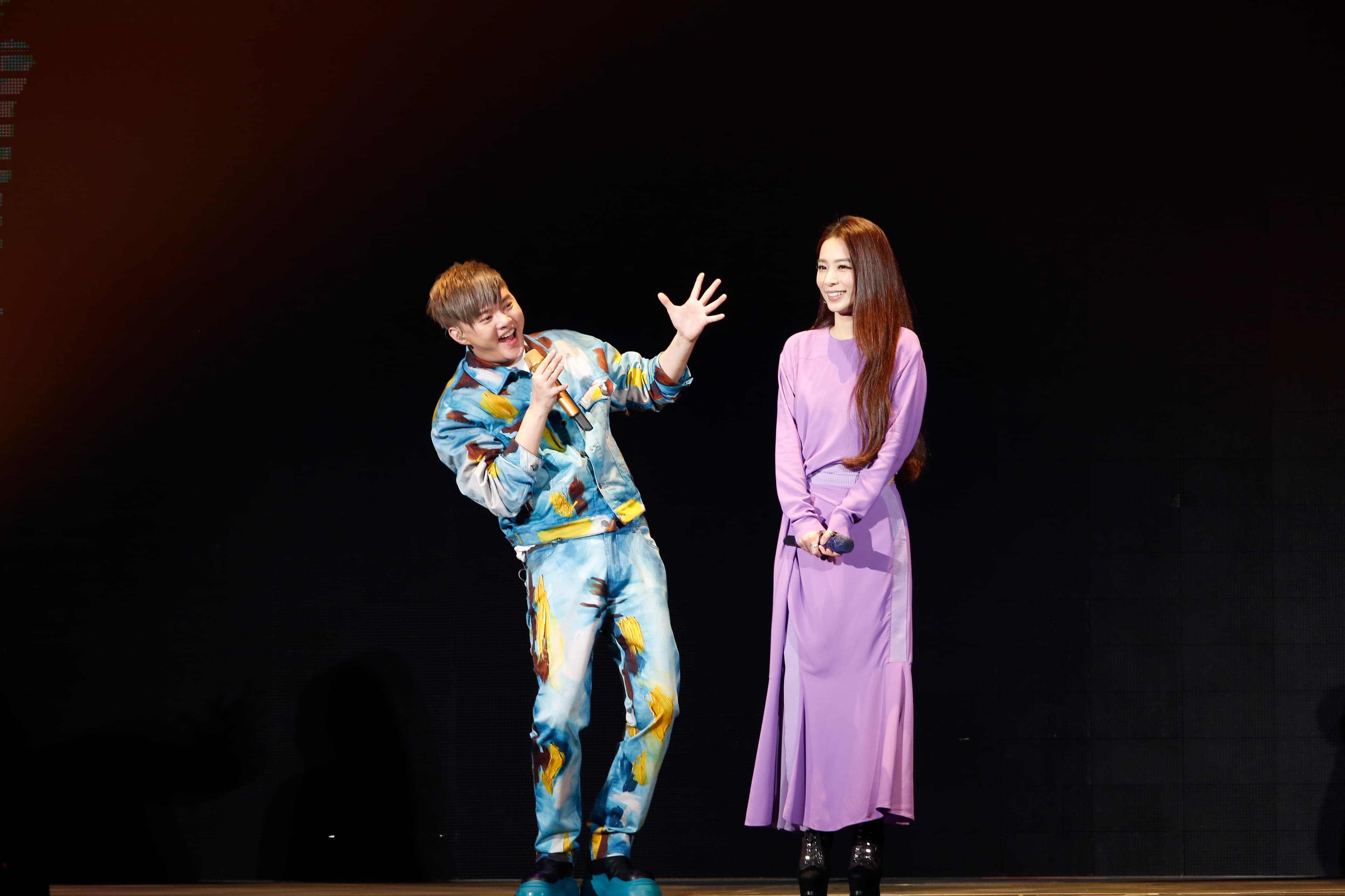 Hebe(右)4日擔任為金曲台語歌王許富凱(左)演唱會的神祕嘉賓。