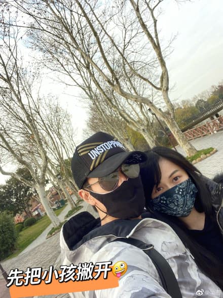 吳尊緊摟老婆留下甜蜜畫面。(翻攝微博)
