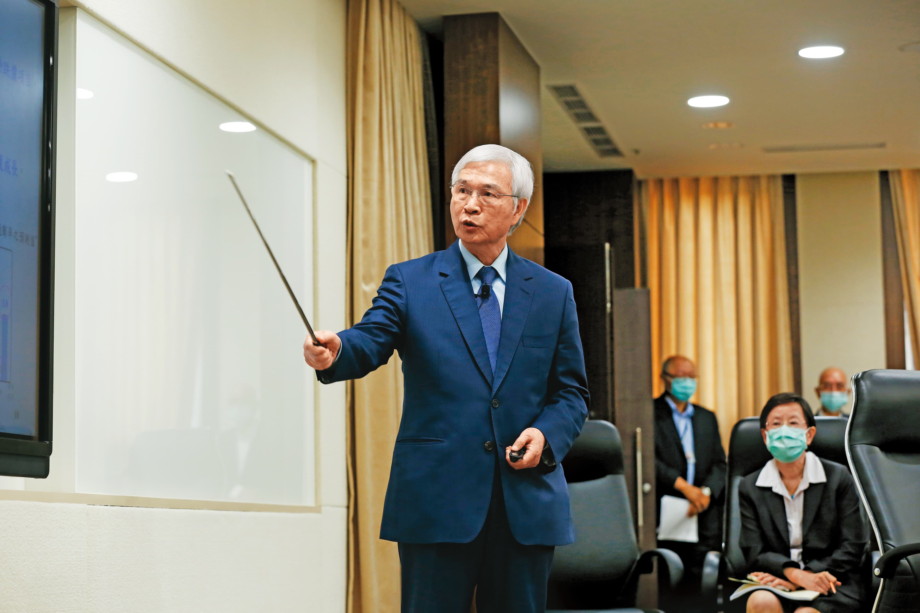央行總裁楊金龍16日宣布第四波信用管制上路,且隔日即刻實施。