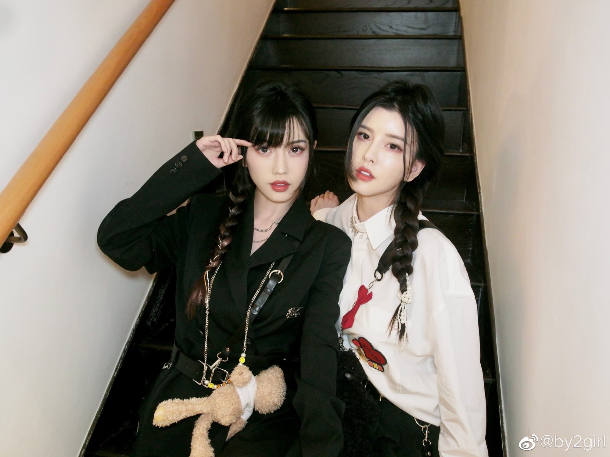 雙胞胎女團By2出道以來就形影不離，卻也讓姐姐Miko慘遭牽連。（翻攝By2微博）