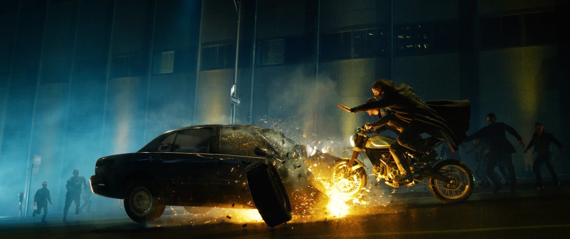 從武打到飛車動作,《駭客任務:復活》完全滿足影迷的期待。(華納兄弟提供)